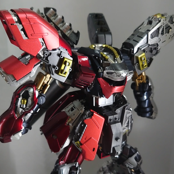 一応、３色塗り分けして、半身だけ仮組みしてみました！スペシャルコーティングとは…ちょっと色味が違いますが😅今の全力です！ファンネル・足裏も調子に乗って塗り分けしてみました✨頭部とシールドは結構お気に入りの赤になりました😊（1枚目）