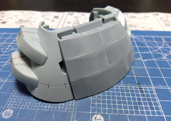 進むだけがガンプラではない…時には振り返って後悔するのもまたガンプラである😑はい、以前に投稿した画像②パーツの作り直しです😫他のパーツと合わせたらどうにもならないズレが出てしまいまして…泣く泣く再制作(zaku-kao9)作り方はバトンリレーで紹介した曲面パーツの作り方そのまんまですね(笑)基礎を作ってそこに細切りプラ板を貼っていき、画像③のように出来上がりですね☺️これが画像④のようになりますそんな風に切って貼って削ってをしている私の足元にはくつろぐニャンコ😸猫からの幸せと足の痺れは比例しますw(2枚目)