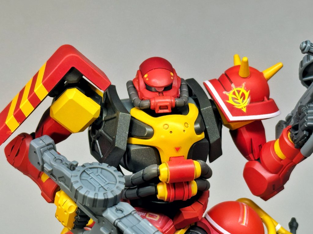 普通のザクが買えたので積みの軍警ザクと合わせてMAV物を作りたくなりif設定で色々考えていました。本作で言及されつつ登場しなかったギレンの強化人間、MAVを組ませたい2人、軍警ザクは濃紺、赤いガンダムもあったので流用してビットを付けられるという流れからプルとプルツーのサイコミュ試験用ザクになりました。赤いガンダムの拡張セットが買えたらビットは3機ずつにしたいです。キュベレイマーク2のカラーと塗り分けをモチーフに赤ベースに黄色の差し色に塗り分け、シールドの3本線もバインダーのパターンです。