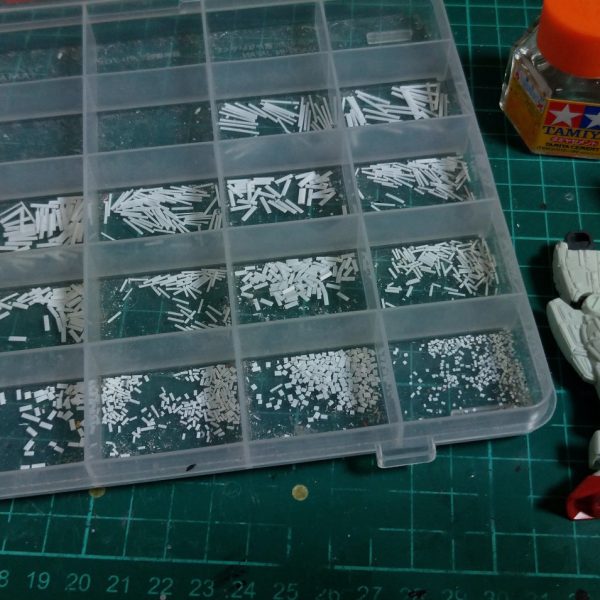 明日の紅白ガンプラ合戦開始までに投稿が間に合わない可能性があるので、現在の進捗状況を🙏現在頑張ってプラ板貼ってます💪実は除雪の仕事をしてまして、深夜に緊急出動の可能性があるので、この時点で投稿して次はイベントの完成投稿になります🙏頑張って製作しますので、お許しを🙏（2枚目）