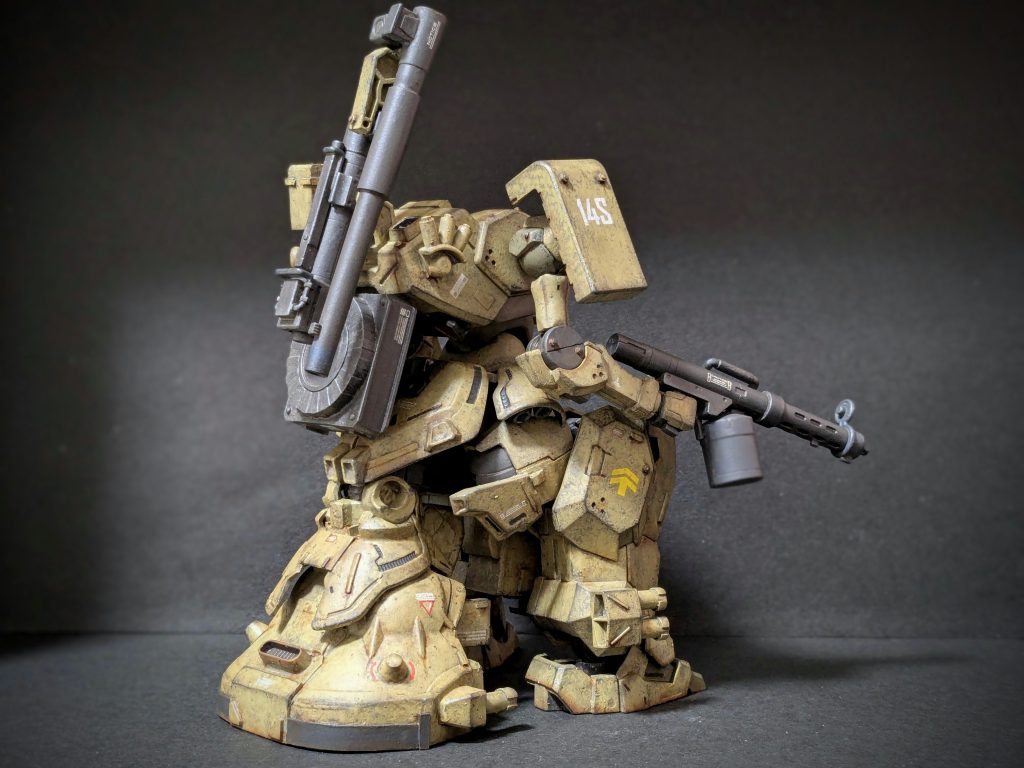 【背面】砲身は折りたためます。現地で給弾は無理だろうということで、弾倉は戦車のものを参考にデカく。陸戦なのでスモークディスチャージャーもしっかり装備。