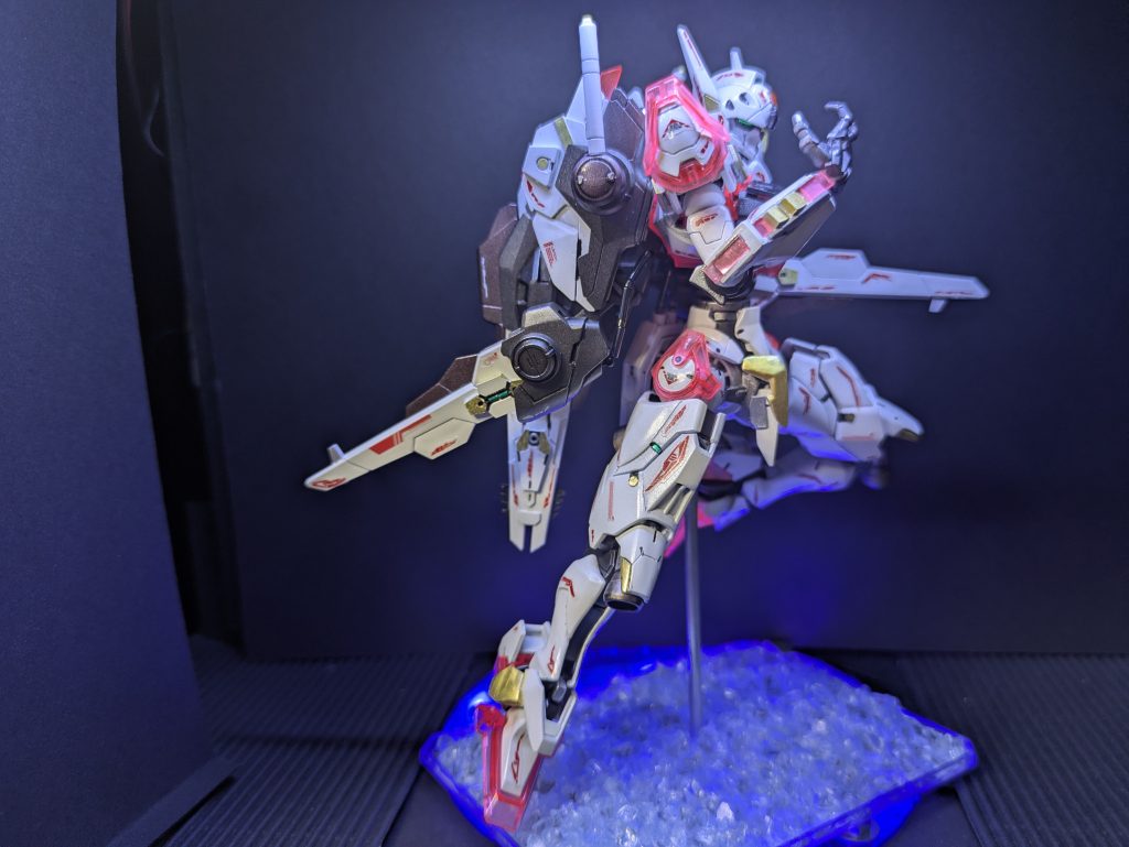 〇その他・ポーズは、背部のビットステイブが、ヴェスパーな感じになるように (完成後にビットステイブが、ヴェスパーっぽいことに気がついたw。もっと早く気が付いてれば・・もっとヴェスパーっぽく改造したのにw)・顔面の手をかがげ、指の間から目が光る、中二病ポーズ 〇ベース・キレイ系になるように、100円ショップで購入の「インテリアガラスカラーサンド(ブルー)」を土台にまきました(ボンドで接着)