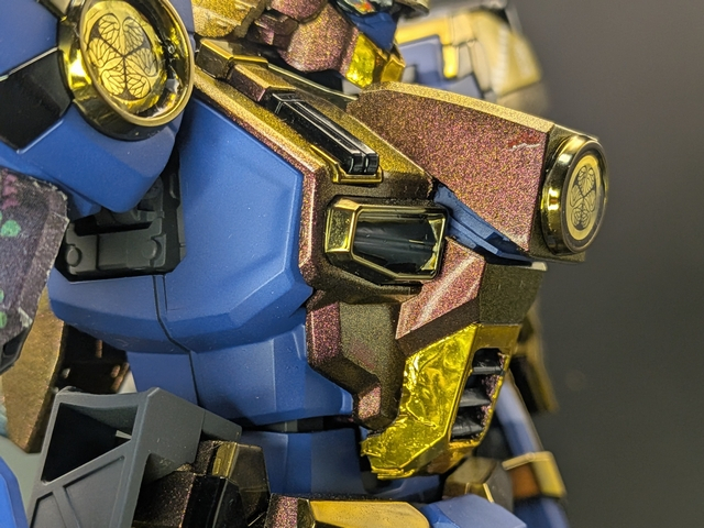 胴鎧の形状も変更しました。兜の後部が大きいため胸の上部に干渉気味だったので、その辺りのブロックを切開して前方にズラしてます。そのままではつまらなかったので、F91のようなフィンを素体側に作ったのですが、これはあまり目立ってないですね…お腹の辺りも開口し、こちらにはルーバーを作りました。