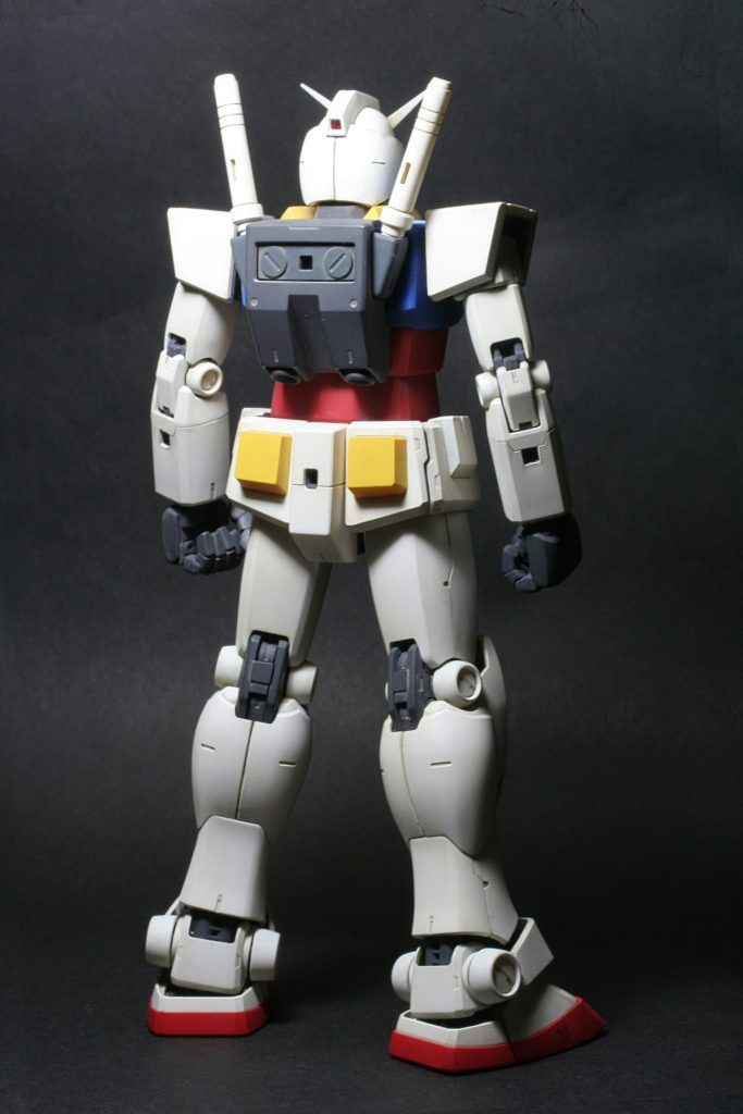 賛否両論ありますが、個人的に寸足らずのつま先が困り者でしたので、ランナータグとパテで少し延長してます。説明書の三面図のつま先具合だと長すぎず短かすぎずっぽいですが、立体に起こすと寸足らずになるのか定かでは無いです。自分のはやや長いか？のような感があります。※どうもカメラの撮像素子の汚れでつま先に黒丸染みが出てしまいました