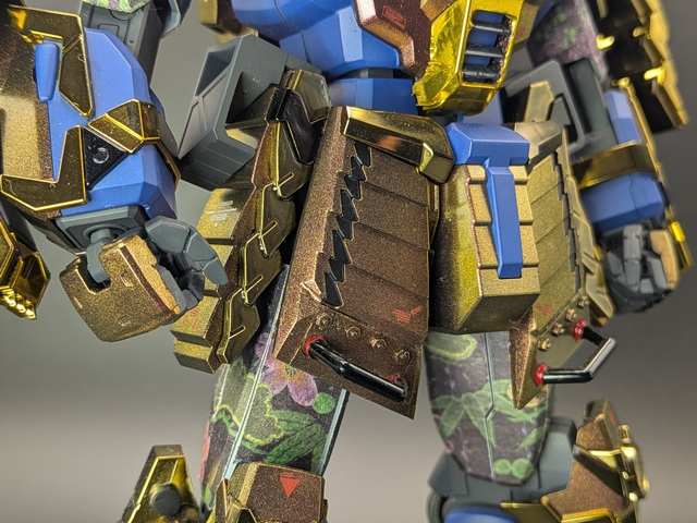 腰のフロントアーマーは草摺といいます。せっかくの改造なので少し、いや結構大型化しています。こちらにも謎フックを取り付け。