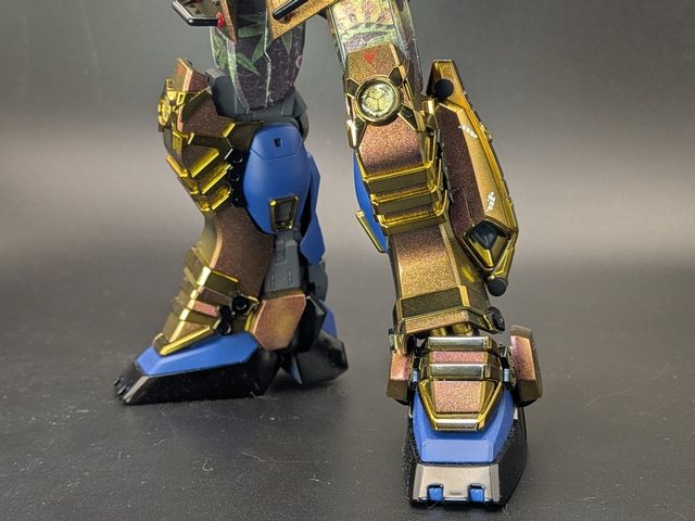 脚は無改造ですが、面積が広いので塗装の威力がよくわかる部分です。メッキパーツはクリアブラックを上塗りして暗く沈ませました。金色の部分は偏光パールなどを駆使してアヤシク発色するように頑張りました。赤~金の間で偏光します。