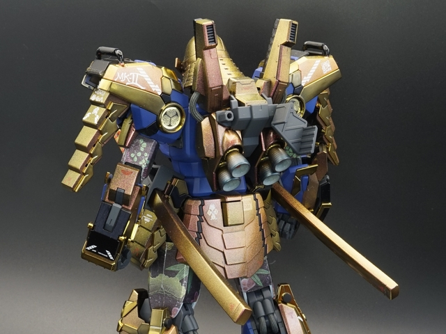 刀の鞘やバックパックも偏光塗装。スラスターは焼け表現をこっそり塗ってます。