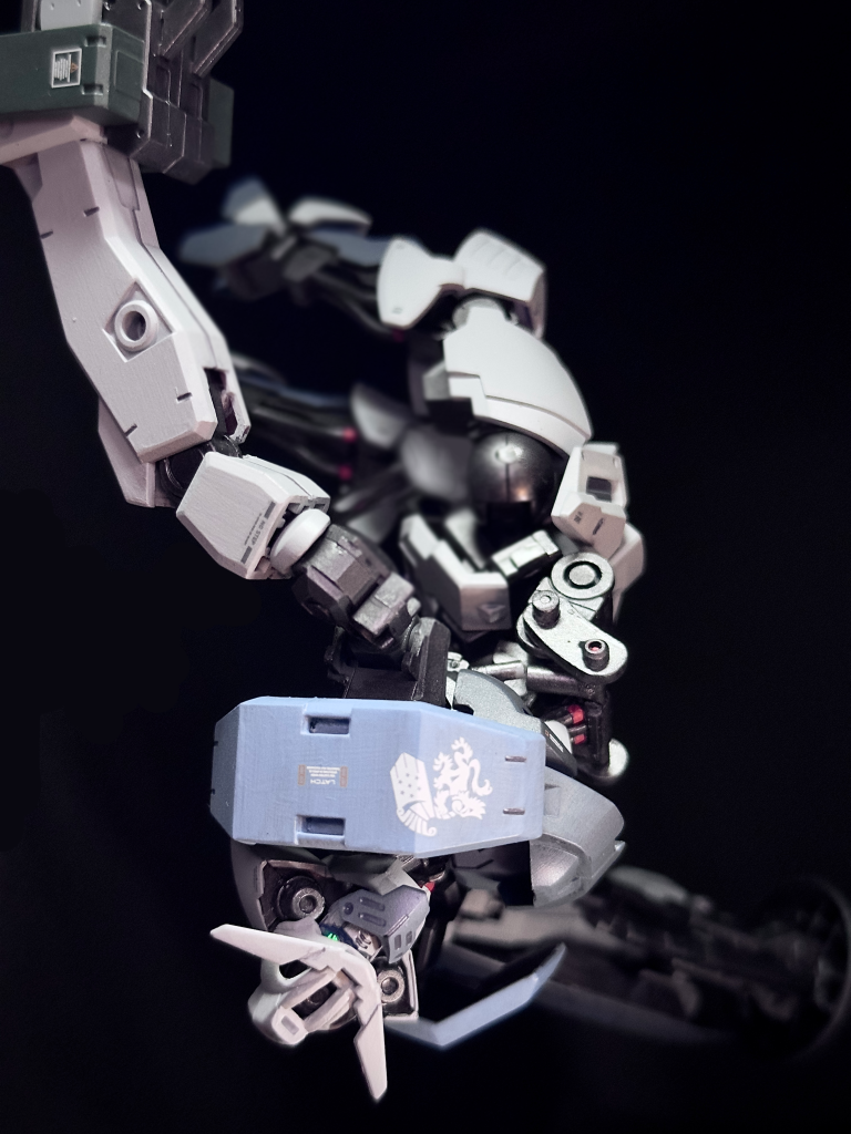 腰部フレームは、宇宙空間でのよりしなやかな動きを実現するために延長パーツが追加されている。