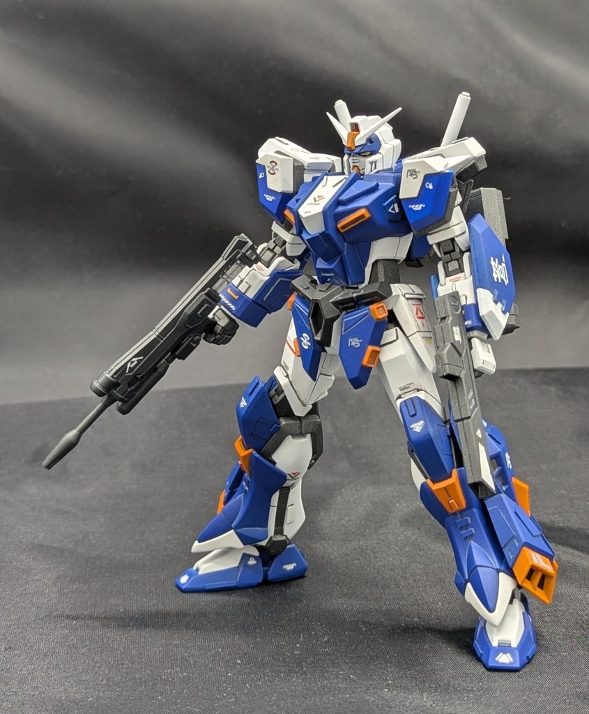 一部パーツをパージすることでレーゲンフォームへと換装できます。モチーフはセミアーマードガンダムとレーゲンデュエルガンダムです。フロントアーマーをそれっぽくディテールアップしています。武装はデュエルブリッツについていたライフルをそのまま持たせています。