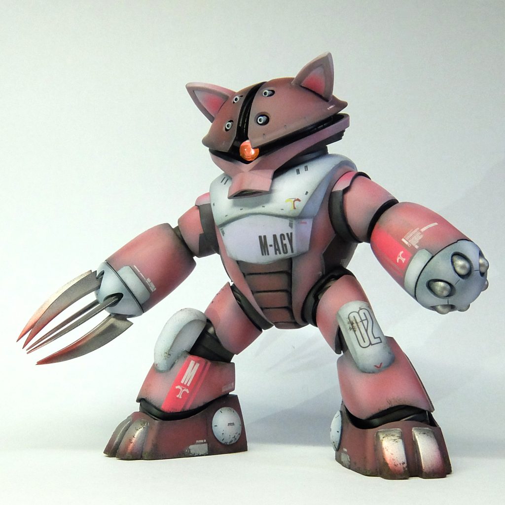 という事で、今回はどんな感じで作ろうかな・・・アッガイと言えばズゴック、ズゴックといえばアスラン（もぅ古いか・・・）、アスランといえばメイリン（私的に推しだから）。メイリン専用アッガイでいこう！・・・で、どぉしよっかな。困った時はバックストーリーから！【バックストーリー】　（またも長文に・・・スミマセン・・・）→（キラ）ねぇ、メイリン。君にも専用モビルスーツをって話が出てるんだけど、どんなのがいい？→（メイリン）わたし別にいらないですよ。キャバちゃんがありますし。→（キラ）でも大気圏内での活動にはキャバちゃん？じゃ不便でしょ。遠慮しないでいいよ。このあいだミリアリアなんて、ロケ地の移動用にフリーダムをちょうだい、なんて言ってたから。→（メイリン）えっ！フリーダムをあげたんですか？→（キラ）さすがにそれは無理だったから旧式のムラサメにしてもらったよ。飛行機みたいに使うんならそっちの方が便利でしょ、って。→（メイリン）ムラサメあげたんだ・・・平和ですね・・・じゃあ、わたしはアッガイがいいです。アスランさんのズゴックの後に立つなら、やっぱアッガイですよね！→（キラ）で、どんな風にして欲しいとかってある？→（メイリン）そぉですね・・・わたしのパイロットスーツのようなキュートな感じでお願いします。→（キラ）うん、わかった。早口のルルーシュに伝えておくね。- - -→（メイリン）ねー、ルル。わたしのアッガイどこ？→（ハインライン）これだよ、シャーリー。というか、お互い中と外がチグハグです。気を取り直して、こちらが君専用に開発したアッガイです。→（メイリン）なんかちょっと違うような・・・→（ハインライン）何を言っているんですか！自信作ですよ！ちゃんと注文通りに、パイロットスーツを着た君をイメージして作りましたよ！まずズングリとした体型のアッガイですが、君のイメージにより近づけるため、胴体をより短くし、ウエストを太くさせました。その分胸部も前に出さなければならず、結果としてはよりズングリ感が出せたかと思います。大腿部も短くし短足にしたかったのですが、走破性を犠牲にする事はできなかったのでそのままで、脹脛部の飾りで少し太くしただけです。残念です・・・しかし、股間部を少し外に出してガニ股にする事により、君の姉とは違ったどっしり感を表現しました。それと君はすぐ転びそうですからね。その度に膝関節を修理するのは効率的でないため、膝装甲を追加しておきました。次に腕ですが、前腕部を長くする事により、そこに電子戦に必要な機器や精密作業用の細いサブアームを内蔵するなど君の戦闘スタイルに適した機能を盛り込む事ができました。一方、ガサツな君は、扉の開放時などは物理攻撃による破壊を選択するでしょうから、爪も大型にしておきました。頭部には新型のセンサー類を追加し、集音装置を耳型にする事で、腕の長さもあいまって、よりアスランのペットっぽさを出せたと思います。モノアイも一回り大きくしたので、よりペットっぽくなったでしょう。最大の課題は、飼い主アスランのスピードに付いていくのにどうするかという事でした。対策として、接続部の耐久性の問題からバックパック式をやめ、本体一体型の大型スラスターを胴体に内蔵させました。細かい軌道修正はできませんが、直進速度だけならジャスティスをも凌駕しますので、操縦技術の拙い君には最適解でしょう。尻尾型スラスターはおまけです。もちろん隠密行動用に・・・（つづく）→（メイリン）ねぇ、お姉ちゃん。この人すっごく失礼だよね・・・→（ルナマリア）あきらめなさい・・・ 