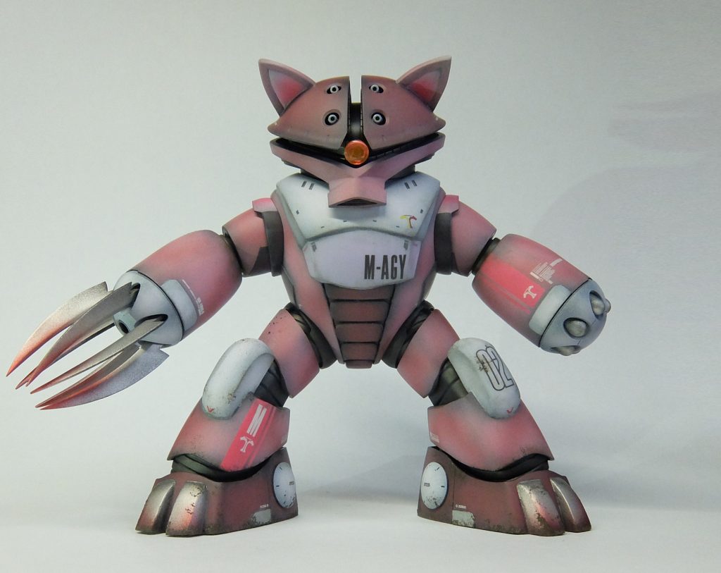 前腕：延長10mm。爪：幅4mm、長さ8mm延長。もっとズングリ体型に。胴5mm短縮、胸5mm厚く。胸：下装甲追加。股関節：左右2mmずつスペーサー股：出っ張り削除。膝：装甲追加。足の爪：追加。モノアイ:φ5mm→6.5mmに拡大。モノアイ部のキャノピー：固定部以外削除。バックパック削除→背部内蔵型に変更。。耳：追加。尻尾：追加。って感じでこちゃこちゃいじりました！