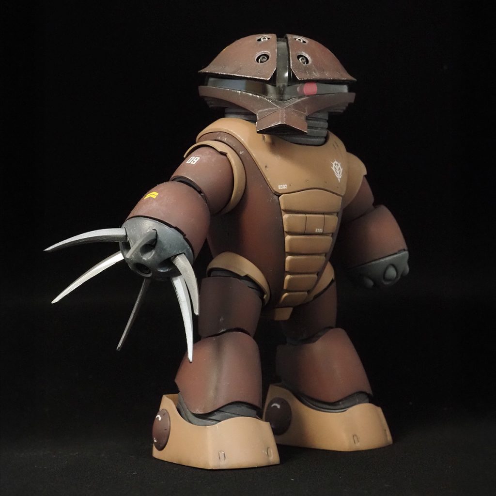 グラデーション塗装の上にウェザリング塗装を施して、ジャブローの岩場を走り回ったMSという想定です。