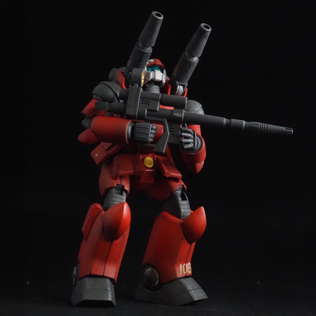 初めてエアブラシでグラデーション塗装に挑戦したガンキャノンです。グラデーション塗装のノウハウを知らず、完全自己流で下地を塗りました…赤の発色を上げるために装甲パーツの下地にイエロー塗装して暗めの箇所にはオリーブ系のグリーンを下地に塗装、最後に全体にモンサレッド（だったと思います。色覚えですが…）塗装しました。グリーン系は赤の補色なので、全体にレッドを厚く塗っても良い感じのグラデーションになるだろうとやってみたのですが、思ったより隠蔽力が高くて写真ではあまりよく分かりませんね。黒立ち上げよりは自然になったんじゃないかと自分に言い聞かせています。ちょっと埃被っているのはご容赦ください。