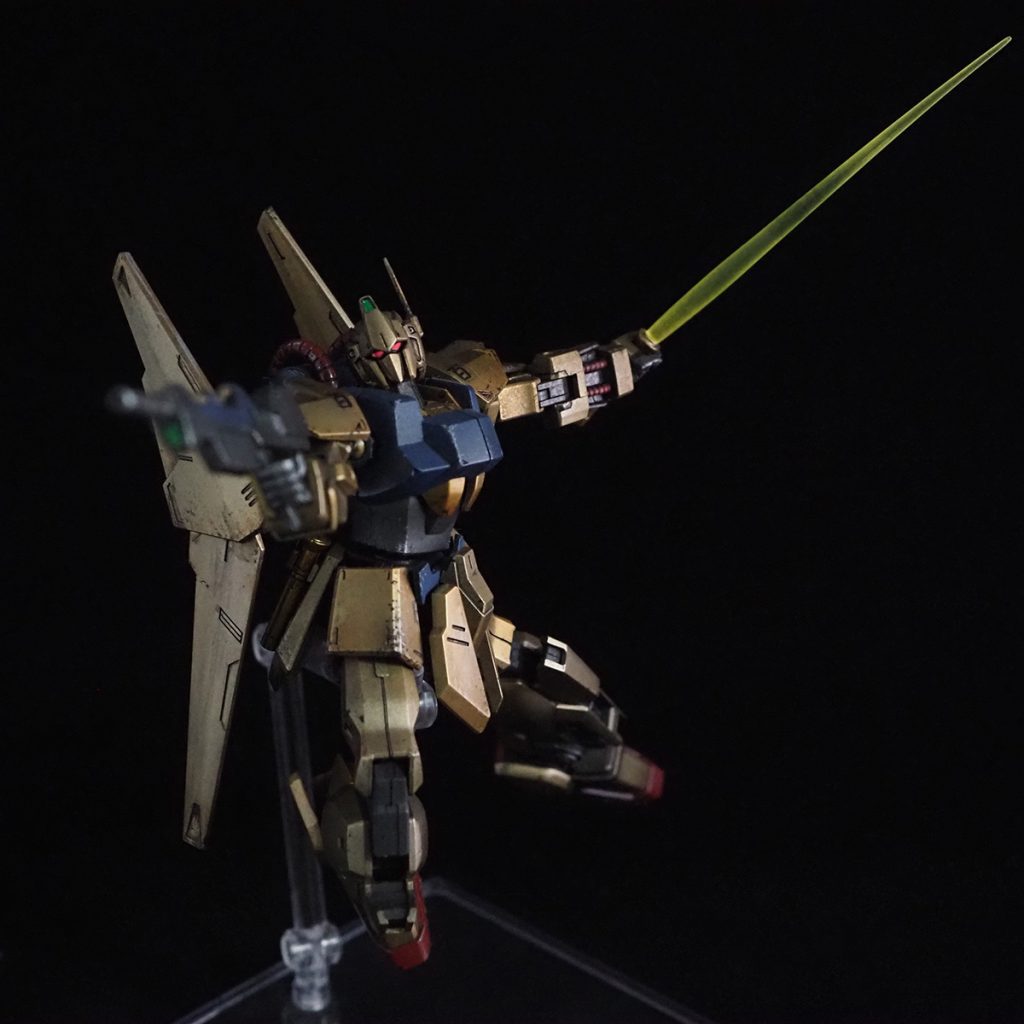 箱絵のアクションを再現したかったのですが、腰の可動域が小さくて完全再現は断念…