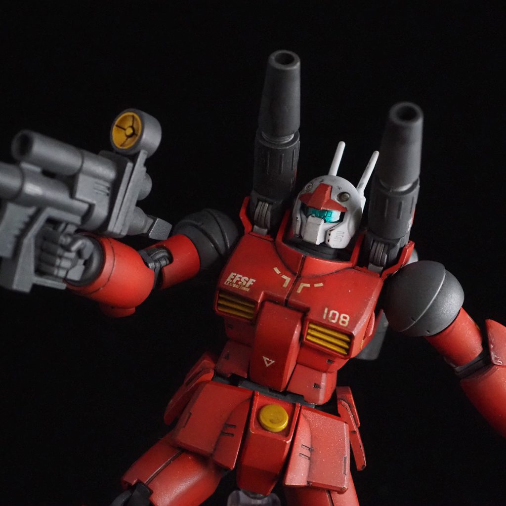 胸部と脛部のデカールの上からちょっと錆びた感じの汚しを入れてます。