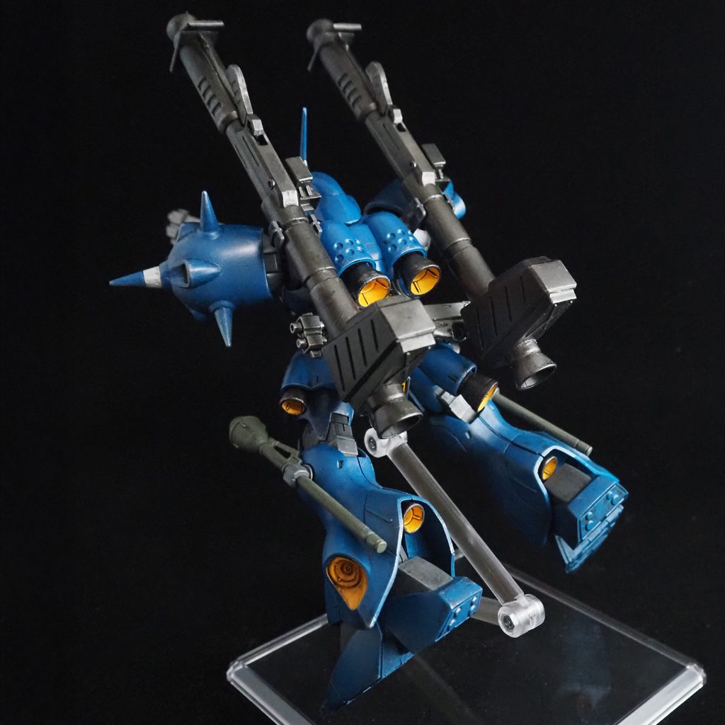 HGでもよくできたキットなのですが、バーニアの成形色が本体色と一緒かグレー系なので、一旦下地にホワイトを塗装してからオレンジにしてます。