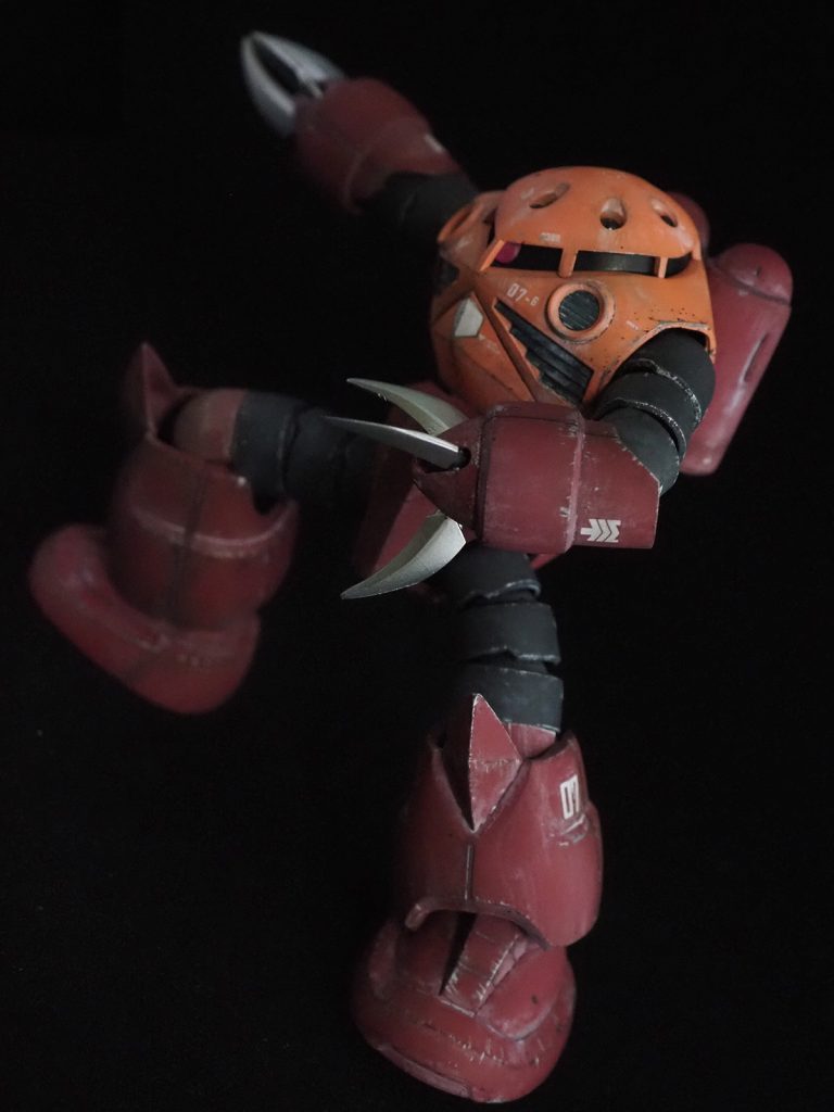 岩場を移動しているのだから、足には石・岩が当たったり擦れたりしているだとうと、エナメル塗料のドライブラシを施しました。やりすぎましたね…ドライブラシは後戻りし難いのが難点ですね。