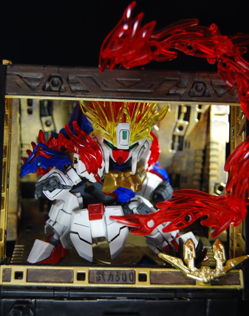 　以前作った歌舞伎の毛振りモチーフのシャイニングを乗せて。どんなキャラでも武力500にできる。　SDガンプラを乗せるとギリサイズが合うか合わないかくらい。額縁もベースも3ミリ穴付きで拡張性があるので、シャイニングで使った炎エフェクトパーツを額縁に付けてみました。