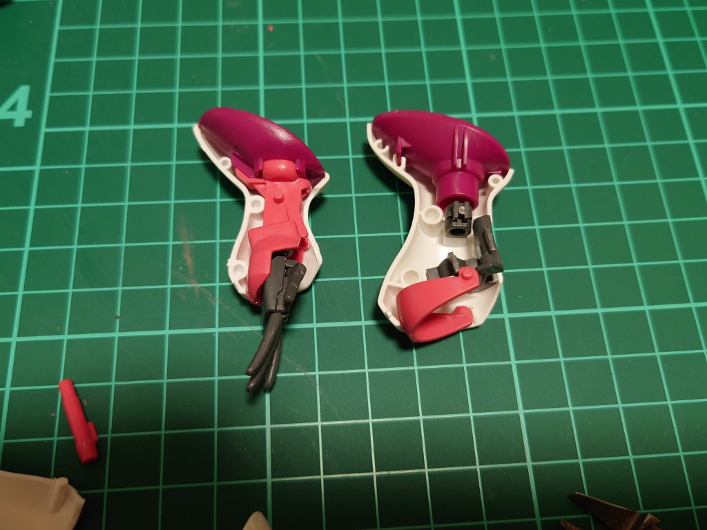 製作中の画像です。左が旧版、右がリバイブ版の前腕です。リバイブ版の前腕って、デカい…