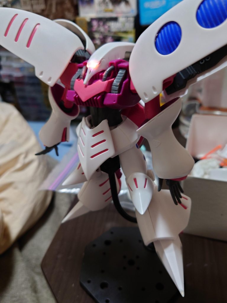 LEDテスト。遮光してないとビカビカ光ります。この時点ではまだ前腕はミキシング前ですね。