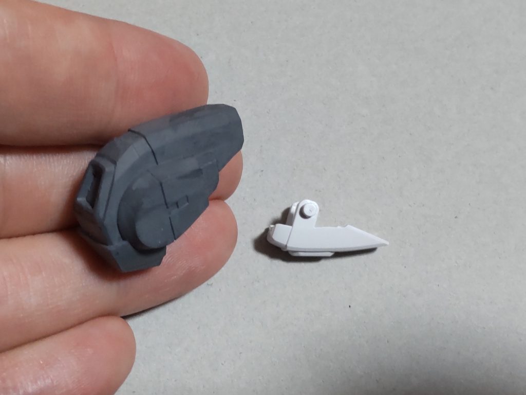 バックパックやライフル部分に合わせ目が見えたので消しています。パーツを挟み忘れて焦りました。