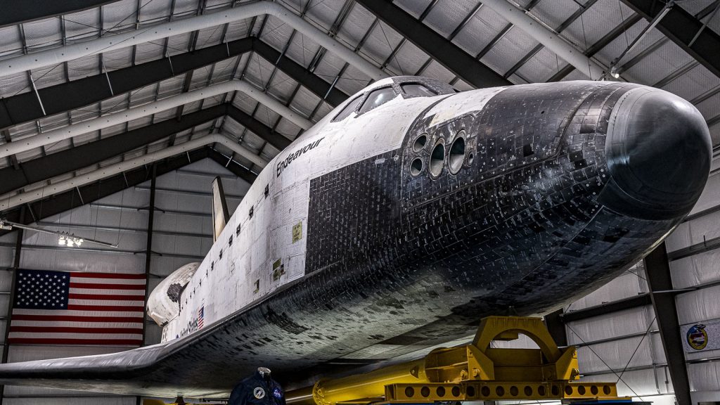 製作過程の画像は有りませんが、これは実は10年前に作った物で、引越しやなんやらでデカールがはがれたり、塗装の剥げが見られたので、いっそ汚してしまおうとウェザリングを今回行いました。そこで、悩んだのが宇宙空間のウェザリングです。実際見かける機会も有りませんし、想像でとも思いましたが、このスペースシャトルの画像を参考にしました。