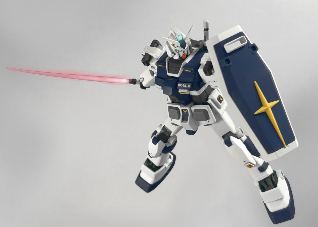 ガンプラ的にはHGUC No.21ガンダムをベースにパテとプラ板で形状変更して制作してます。膝はHGUCアレックス、ビームライフルとサーベルは1/144ガンダムF00のものを加工してます。