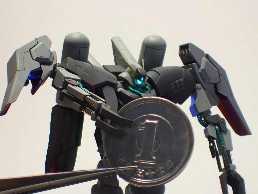 サイズ感の確認のために一円玉を持たせてみましたw&nbsp;