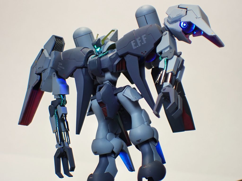 各部のバーニアは、自作の3DP品です。遮光してから外部はメッキ塗装、内部は赤く塗ってアイスブルーのチップLEDを仕込んでいます。光源近くが赤青く光り、あたかも赤熱しているように見え、なくもないですよね。