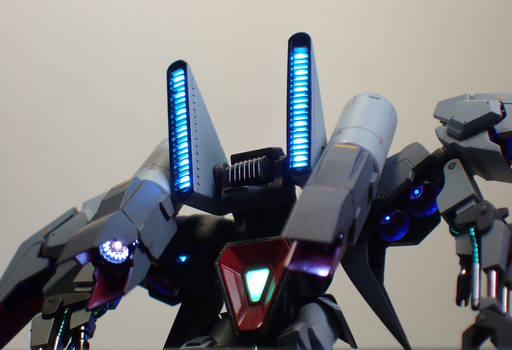 各部電飾しています。お尻のスラスターは、中に入れるLEDを間違ってしまい緑色になってしまいました(zaku-kao4)