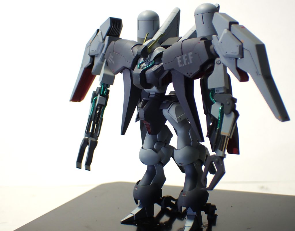 動力OFFで待機している状態、のイメージです。各部のデカールはベルテックスさんのデカールを細切れにして貼っています。肩のE.F.Fマークは自作です。