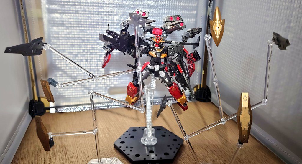 クアンタということでソードビットとシールドビットを主翼下部に装備しています。