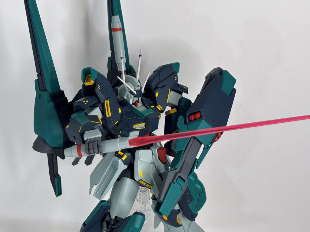 ビームカノンはハイパービームサーベルにもなる。元はシルヴァ・バトレの対艦ミサイル。