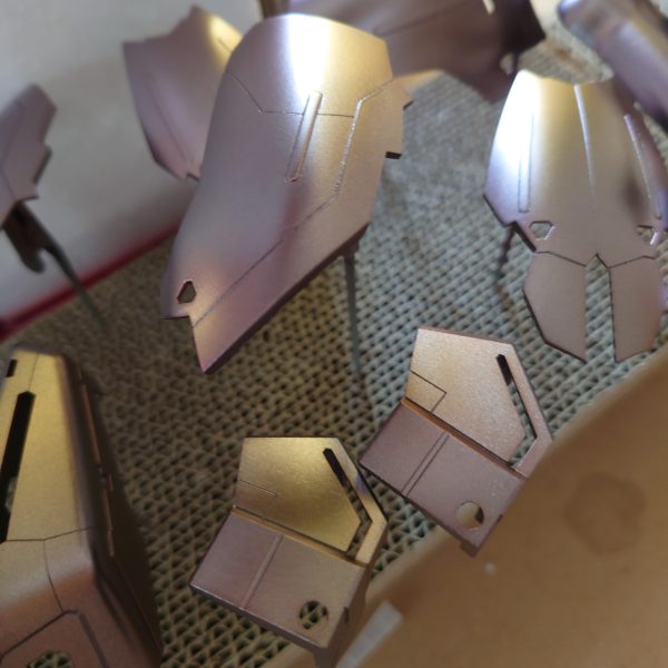 説明書に沿って３色の赤でキャンディー塗装！と息を巻きながら取りかかった赤です。下地を変える事で大丈夫だろうと軽く考えてましたが、目視でも中間の赤と薄い赤が区別がつきにくく、どうしたもんかと悩みながら塗装したのが、前腕パーツです😅この後どんな仕上がりに出来るのか、不安がよぎる今日この頃です。（6枚目）