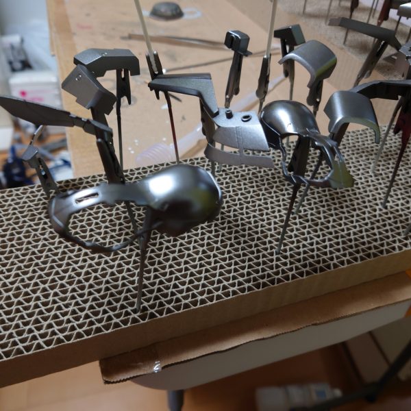 説明書に沿って３色の赤でキャンディー塗装！と息を巻きながら取りかかった赤です。下地を変える事で大丈夫だろうと軽く考えてましたが、目視でも中間の赤と薄い赤が区別がつきにくく、どうしたもんかと悩みながら塗装したのが、前腕パーツです😅この後どんな仕上がりに出来るのか、不安がよぎる今日この頃です。（4枚目）