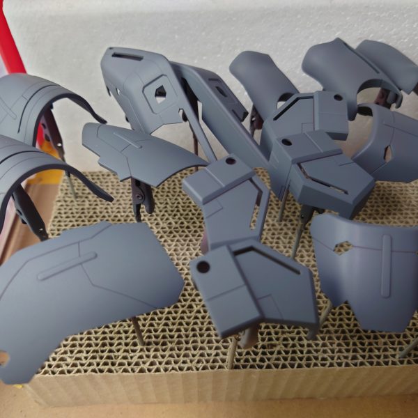 説明書に沿って３色の赤でキャンディー塗装！と息を巻きながら取りかかった赤です。下地を変える事で大丈夫だろうと軽く考えてましたが、目視でも中間の赤と薄い赤が区別がつきにくく、どうしたもんかと悩みながら塗装したのが、前腕パーツです😅この後どんな仕上がりに出来るのか、不安がよぎる今日この頃です。（5枚目）