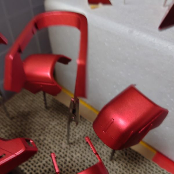 説明書に沿って３色の赤でキャンディー塗装！と息を巻きながら取りかかった赤です。下地を変える事で大丈夫だろうと軽く考えてましたが、目視でも中間の赤と薄い赤が区別がつきにくく、どうしたもんかと悩みながら塗装したのが、前腕パーツです😅この後どんな仕上がりに出来るのか、不安がよぎる今日この頃です。（3枚目）