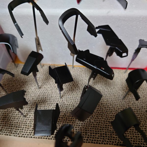 説明書に沿って３色の赤でキャンディー塗装！と息を巻きながら取りかかった赤です。下地を変える事で大丈夫だろうと軽く考えてましたが、目視でも中間の赤と薄い赤が区別がつきにくく、どうしたもんかと悩みながら塗装したのが、前腕パーツです😅この後どんな仕上がりに出来るのか、不安がよぎる今日この頃です。（2枚目）