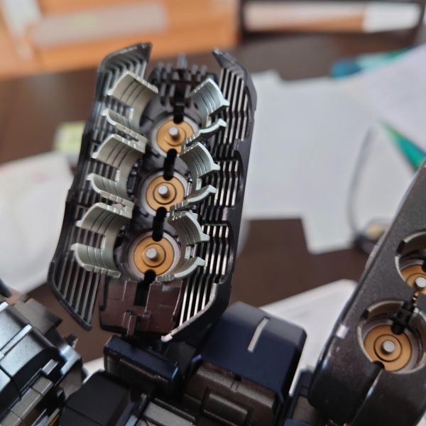 ファンネルポッドの塗り分けをしました！マスキング、マスキング、マスキングと…マスキングの繰り返しで😅苦戦しましたが、なかなか良い感じに出来ました✨（6枚目）