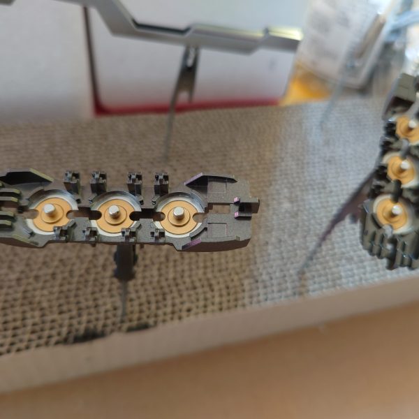 ファンネルポッドの塗り分けをしました！マスキング、マスキング、マスキングと…マスキングの繰り返しで😅苦戦しましたが、なかなか良い感じに出来ました✨（5枚目）