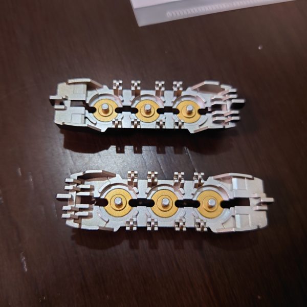 ファンネルポッドの塗り分けをしました！マスキング、マスキング、マスキングと…マスキングの繰り返しで😅苦戦しましたが、なかなか良い感じに出来ました✨（4枚目）