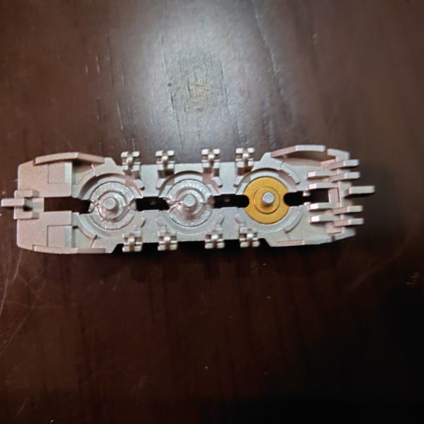 ファンネルポッドの塗り分けをしました！マスキング、マスキング、マスキングと…マスキングの繰り返しで😅苦戦しましたが、なかなか良い感じに出来ました✨（3枚目）