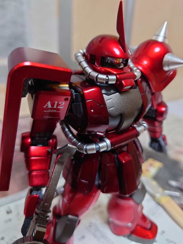 アップです。目玉を市販パーツに入れ替えましたが、画像ではわかりにくいですね😣動力パイプをシルバーで塗装すると、引き締まった感じで気にいってます。