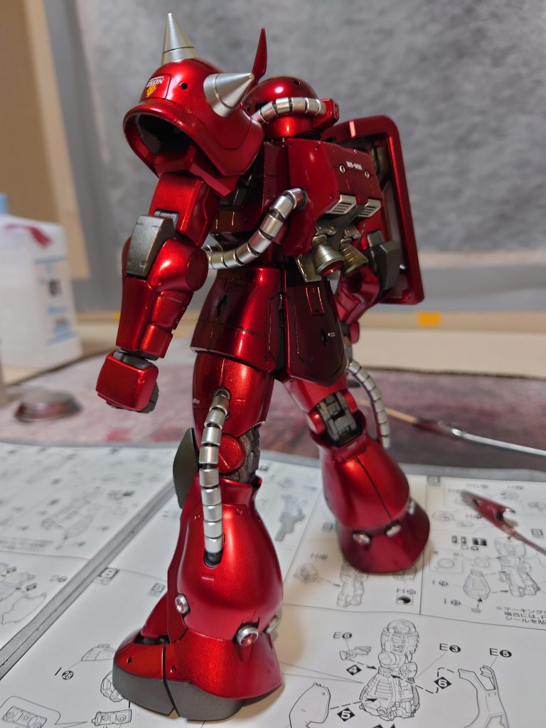 バックショットです。赤を２色にする為、下地を変えて挑戦しました。なかなか濃い赤が思ったように発色せず、クリアーブラウンなどで上乗せしていますが、まずまず良い感じに仕上がったと思っています😆