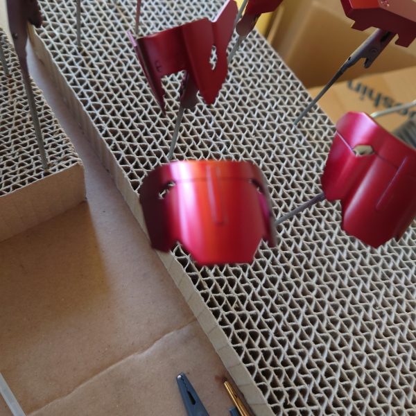 説明書に沿って３色の赤でキャンディー塗装！と息を巻きながら取りかかった赤です。下地を変える事で大丈夫だろうと軽く考えてましたが、目視でも中間の赤と薄い赤が区別がつきにくく、どうしたもんかと悩みながら塗装したのが、前腕パーツです😅この後どんな仕上がりに出来るのか、不安がよぎる今日この頃です。（7枚目）