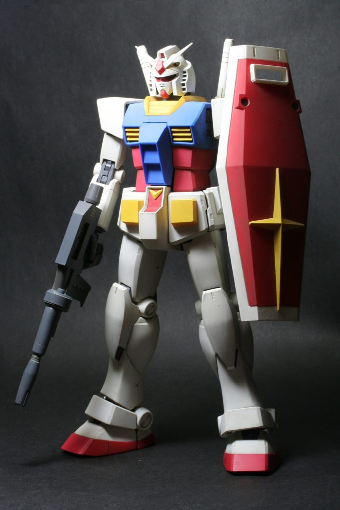 外装の方はあとは、ツラのマスクを若干形を変えて、ひさしも若干、前屈みにしています。フレームの方は首の位置変え、胸部反りぎみ、腰部位置変え、脛延長をしてあります。