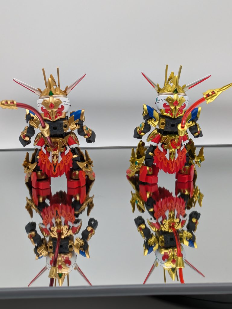 使わない３ミリ穴には３ミリプラ棒をはめ込みそれっぽく一番塗り分けが大変だったのが腰掛け？なんて呼ぶのかな？笑　尻尾がついてるパーツ　ここはピンクサフ→赤→オレンジ→黒サフ→真ん中のゴールド→ピンクサフ→赤→白サフ（２体目８番シルバー）→白→黒サフ→ゴールド→エナメル赤→エナメル黒の順番で塗ってます　色変えのポイントでちょっとずつマスキングしていってます😁左は白サフの後の白を吹かないで進めていったので最後のエナメル赤の拭き取りが綺麗にできず２体目のときに白を追加（笑）