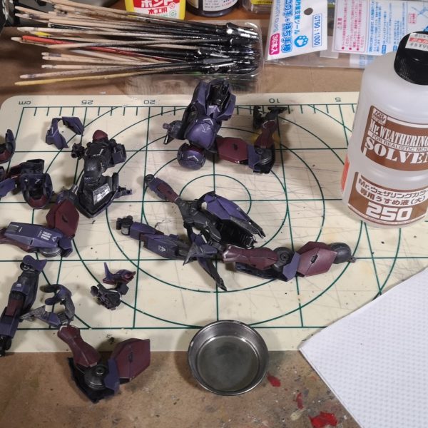 ミカエリス2体+べギルペンデ1体⇒何かと何かを製作一つ目は綺麗に作る、もう一つは汚すと方向性を決めて作業進行中ひとつは完成し、あとは撮影するのみ二つ目も大詰め、デカール貼りと細かい塗分け、ウェザリング手持ちのデカールだけだと思うようなラインがないので細かい所は手描きに挑戦!描いて消してを繰り返しとりあえずヨシっデカールの綺麗な線と手描きのよれた線の差が目立つのでデカールを削ったり、ぼやけさせたり・・・デカールの意味とは??(笑)ウェザリングカラーを初めて使ったのですが、パーツが割れる割れる油彩系だからプラへのダメージは少ないらしいのだけど・・・組んだまま塗装していたツケがここにきて一気に表面化してきましたのか??ボールジョイントの受けがやたらと割れる、基本の塗装がラッカーだったから?仕上がりの具合は良いので、使っていきたいと思うのだけれど、ちょっと注意しなければですね。(2枚目)