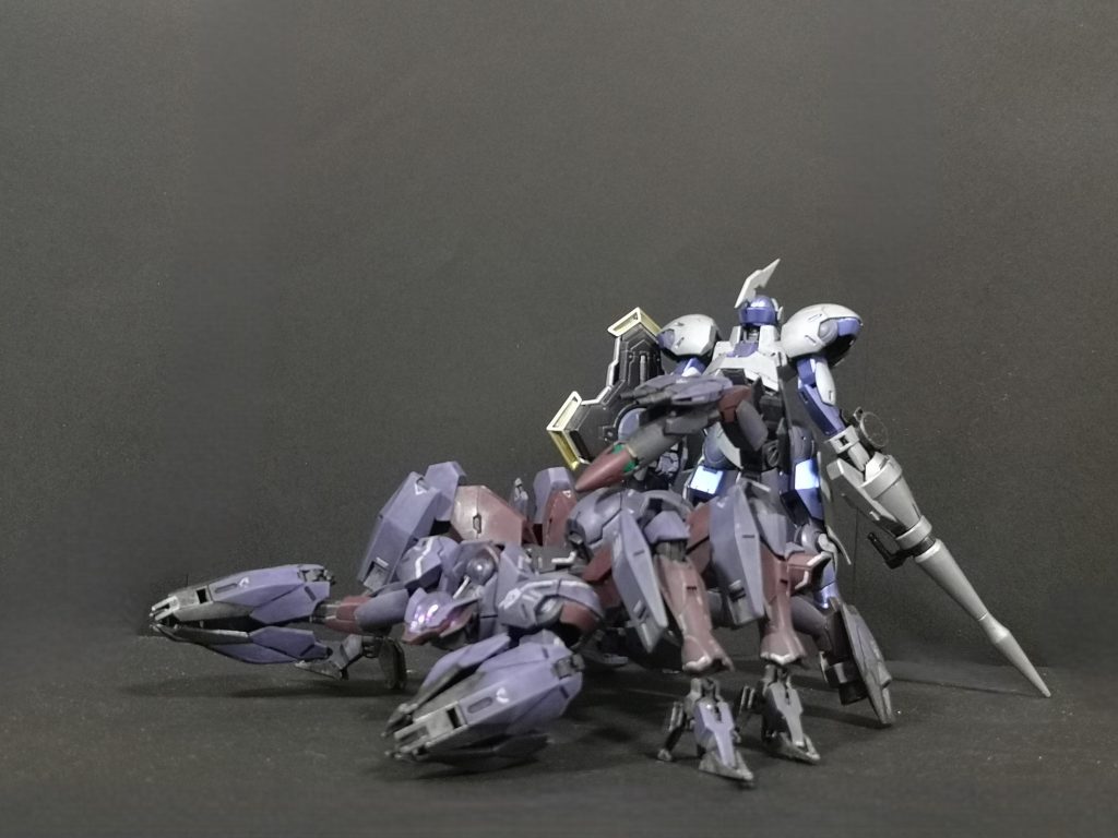 トップの角度違い並べたときに差が大きくなるようにイメージして作りました。まずは小型ミカエリス対ガンダム用の武装を排除して、軽量化に成功した決闘用MSという設定で