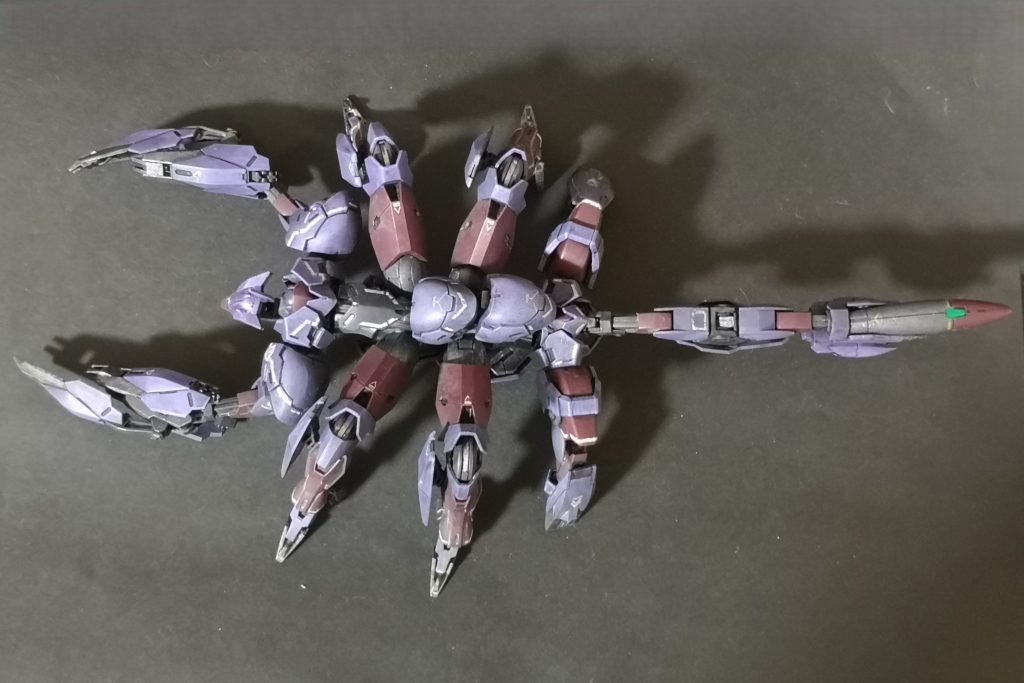 上部から足と関節は多い方がキモイの法則にのっとりまして、けっこう動きます。前足と真ん中の脚の間に胴体の繋ぎ目があるんですが、ココにも左右に振れる関節を仕込み体を捻ることができます。尻尾も複数関節があるのでストレスなくポージングが可能次の写真のあとに若干のグロさ？？アリ！！昆虫のおなかとか苦手な人は気を付けてね